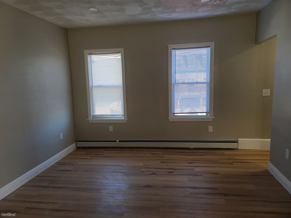 Foto principal - 1 br, 1 bath Townhome - 15 Mowry Street 1F