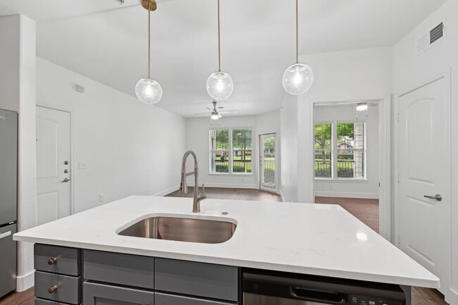 Building Photo - Stylish 1 Bed Apt — Save $1,200 on First M...