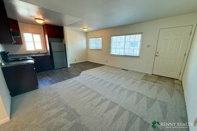 Building Photo - 517 1st Ln