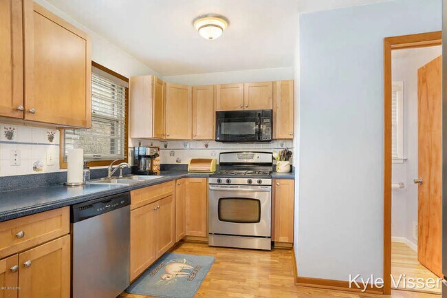 Kitchen - 1855 Millbrook St SE