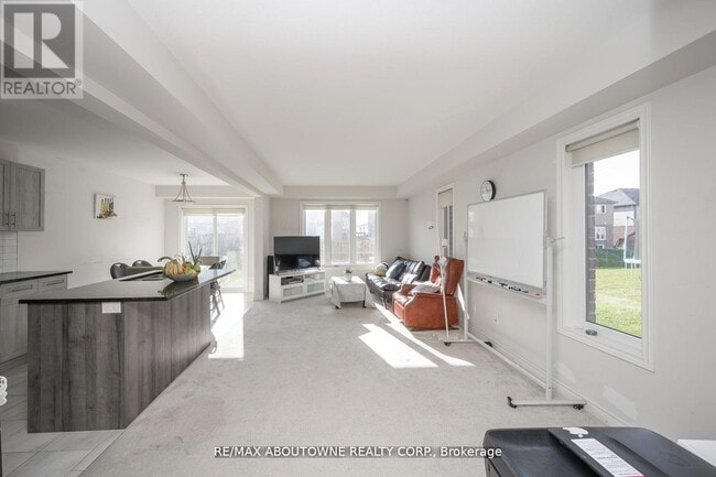 Building Photo - 93 Heron St