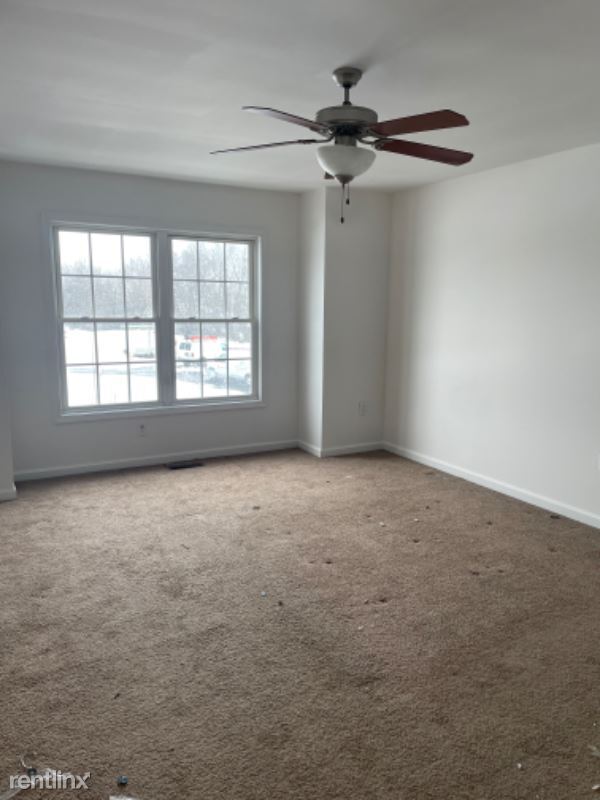Building Photo - 3 br, 2.5 bath Townhome - 214 swallow drive