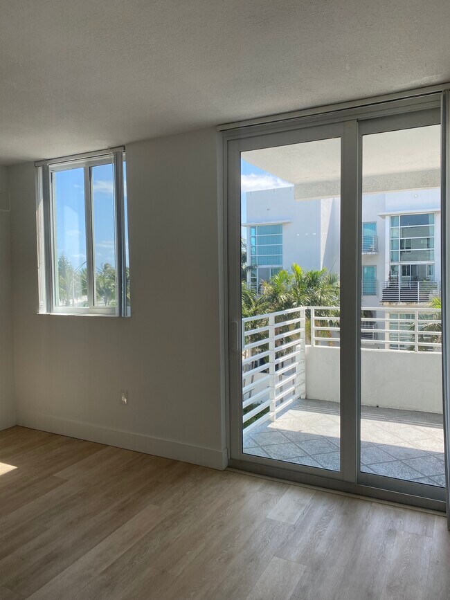 Building Photo - 7800 Collins Ave