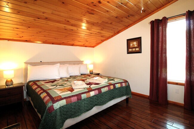 Dormitorio con cama king - 133 Cliffside Cir