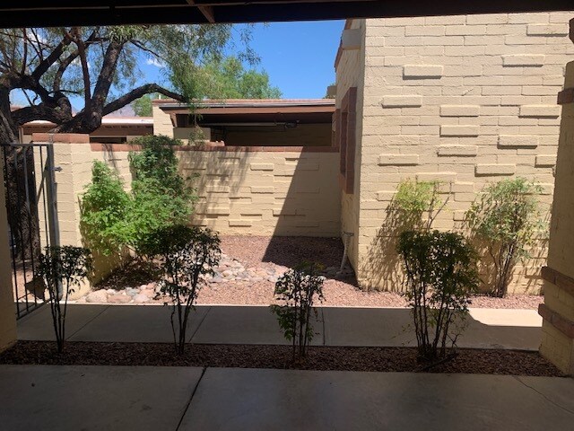 Primary Photo - 8144 E Rivenoak Dr
