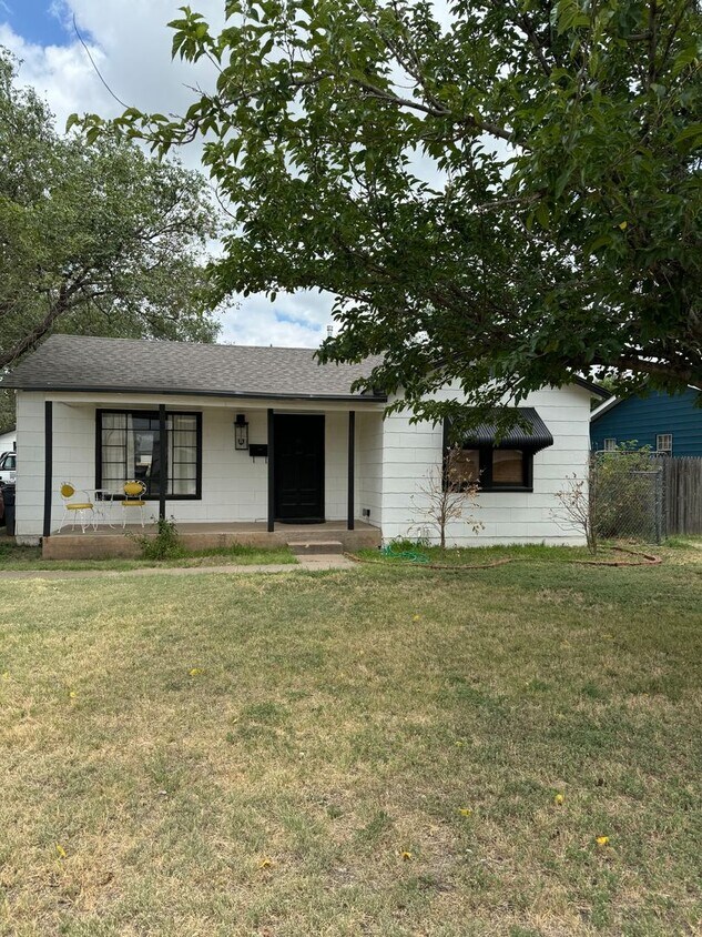 Foto principal - Adorable 2/1/1 CH/A updated!!! walking dis...