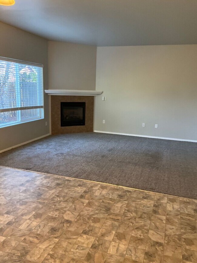 Foto del edificio - Spacious 4 Bedroom home in NE Bend w/newer carpet and paint!