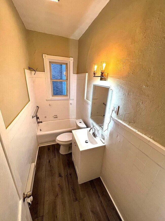 Foto del edificio - 494 W State St