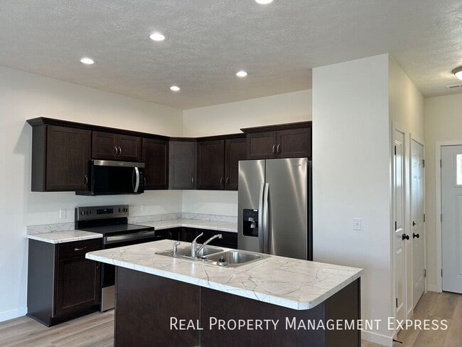 Building Photo - Cozy 2 Bedroom 1.5 Bathroom Townhome