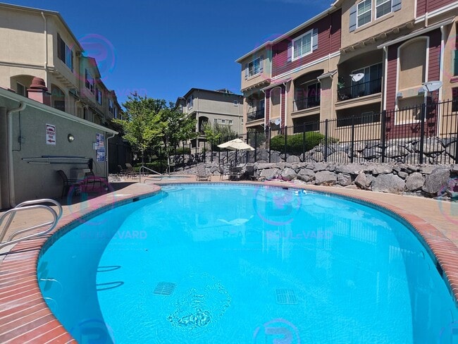 Foto del edificio - 3010 Sterling Ridge Cir