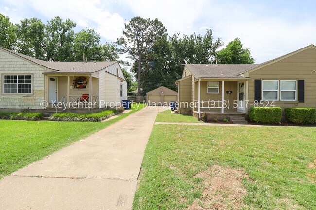 Foto del edificio - Gorgeous duplex unit on large lot with garage -- NO PETS ALLOWED