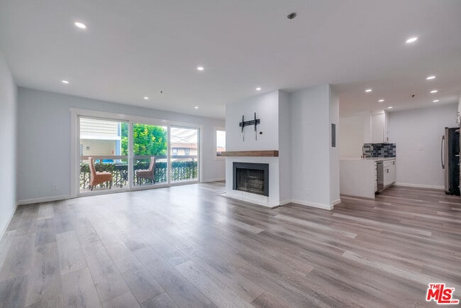 Foto del edificio - 230 S Catalina Ave