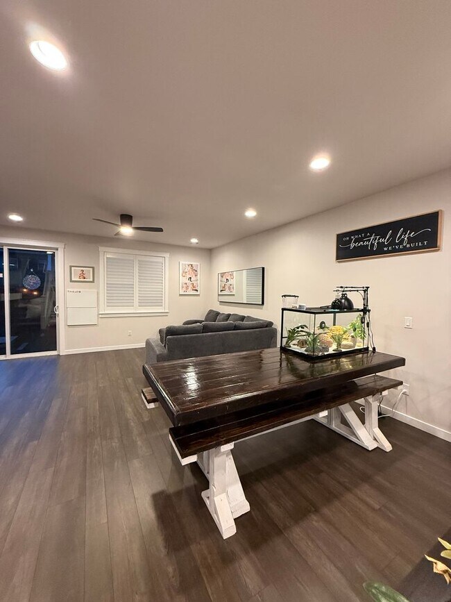 Foto del edificio - Beautiful Home with lots of upgrades.... A...