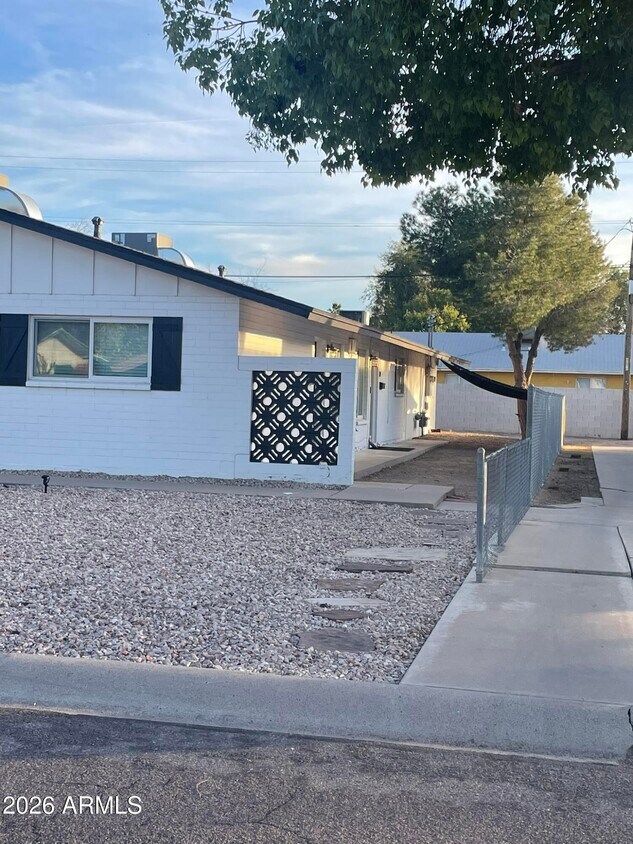 Foto del edificio - 4843 E Cambridge Ave