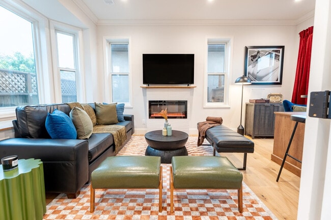 Building Photo - 2732 Fair Oaks Ave