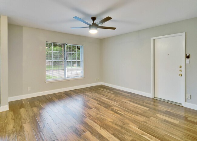 Foto del edificio - 5200 Basswood Ln