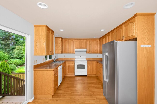 Foto del edificio - 4 Bedroom 3 Bath Split Level Kirkland