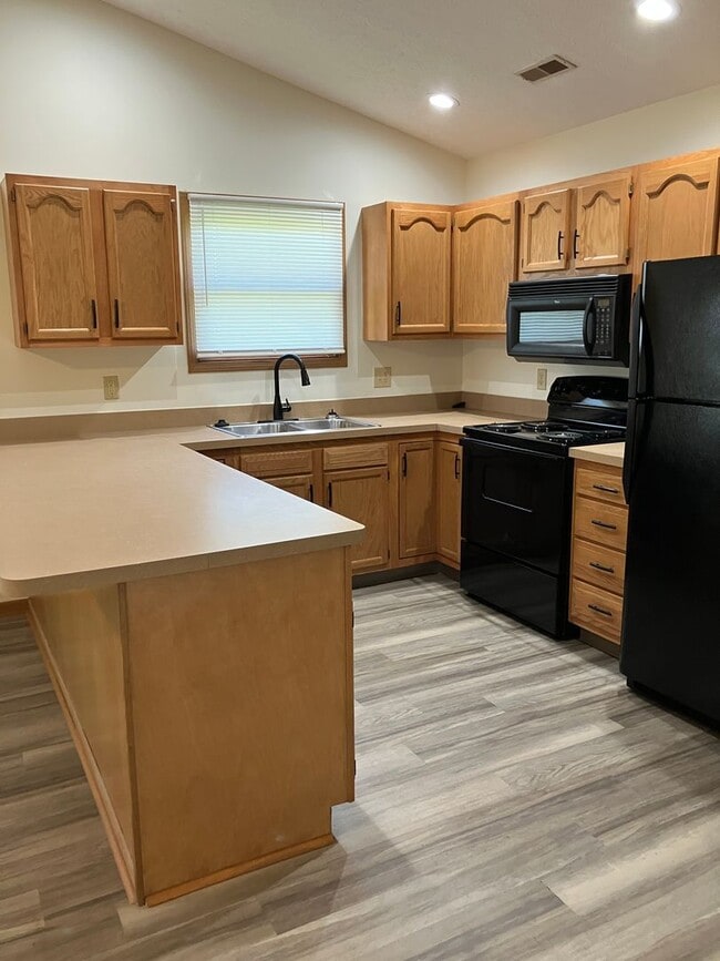 Foto del edificio - Modern & Spacious 2-Bedroom Ranch Condo – ...