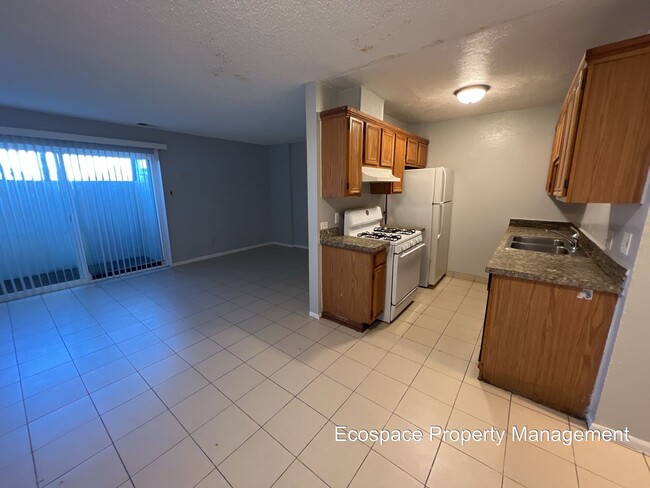 Building Photo - 2 Bedroom 1 Bathroom Apartment in Aurora!
