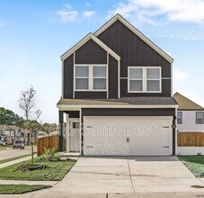 Building Photo - 220 Redwood Rd