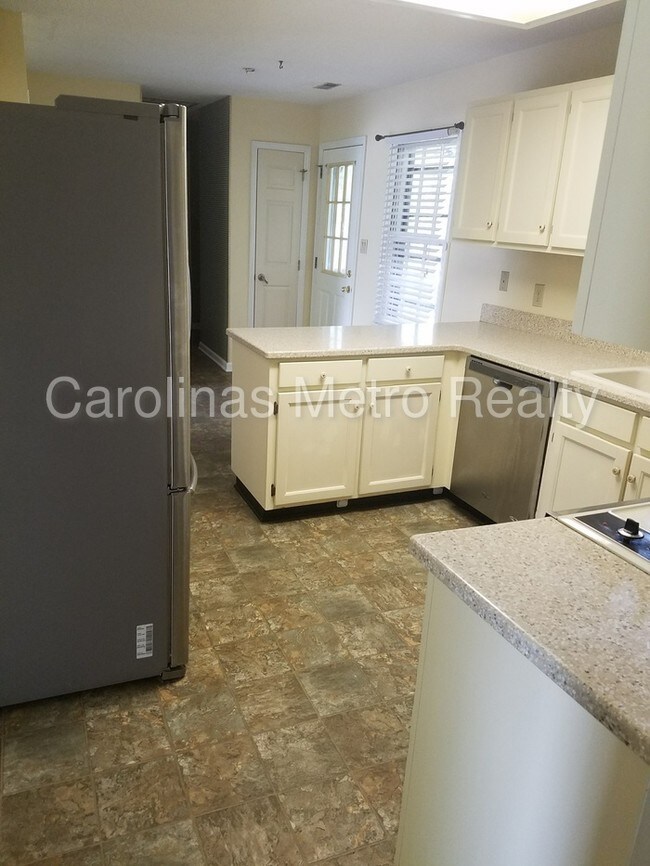 Foto del edificio - 2714 Briar Ridge Dr