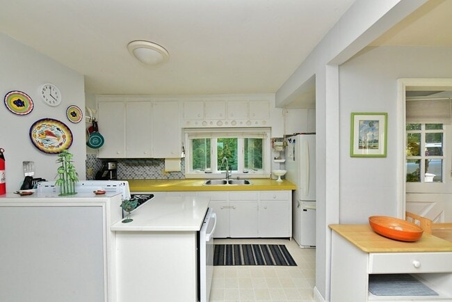 Building Photo - 208 Standish Rd