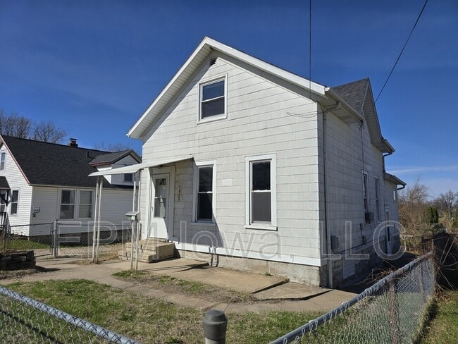 Building Photo - 1017 19th St SE