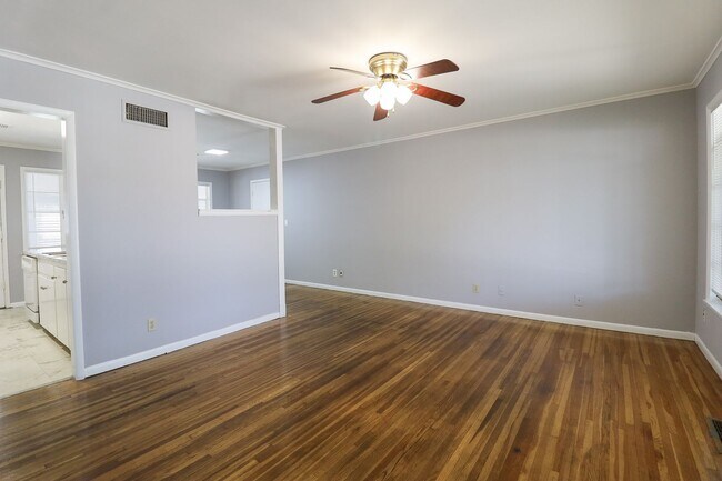 Building Photo - 3 Bed | 1 Bath in Midtown!