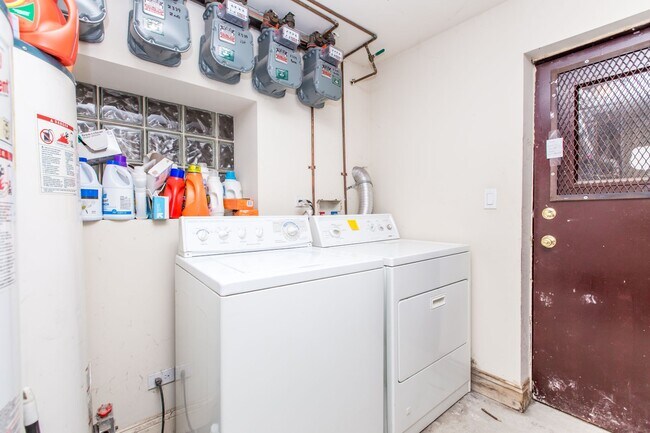 Foto del edificio - Large 3bedroom/1bath unit in Bucktown! Central Air, FREE Laundry, and close to Blue Line!