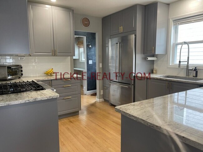 Building Photo - 3 Bedroom, 2 Bath Cape in Brighton