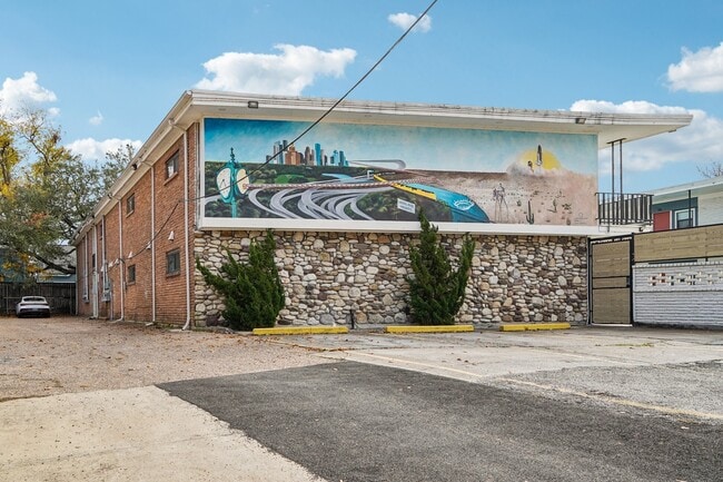 Building Photo - 2810 Beauchamp St