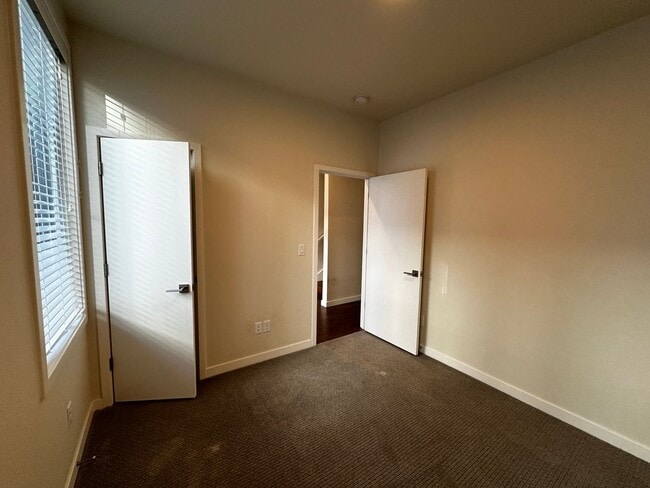 Building Photo - 6642 SE 16th Ave
