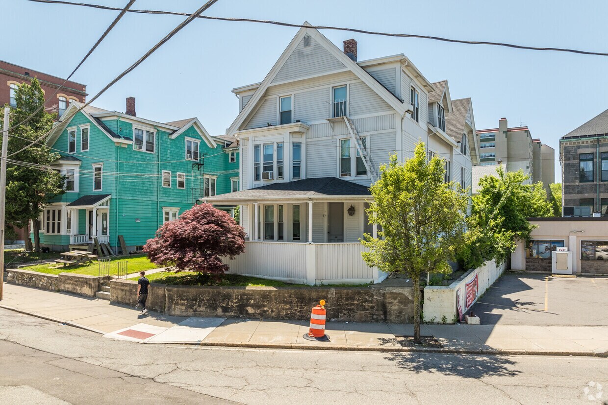 Primary Photo - 19 Hamlet Ave