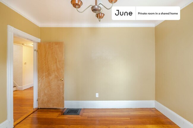 Building Photo - Room in Shared 4 bed/1 bath home