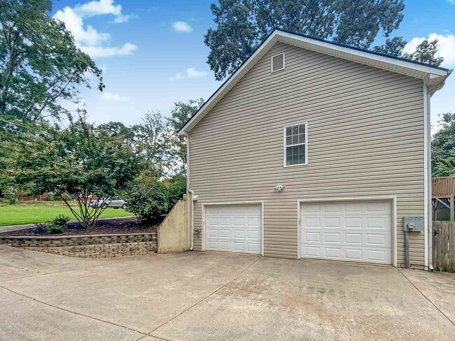 Building Photo - 670 Mitchell Dr
