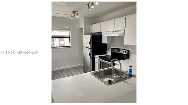 Building Photo - 911 NE 209th Terrace