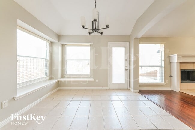 Foto del edificio - 3108 Silver Creek Dr