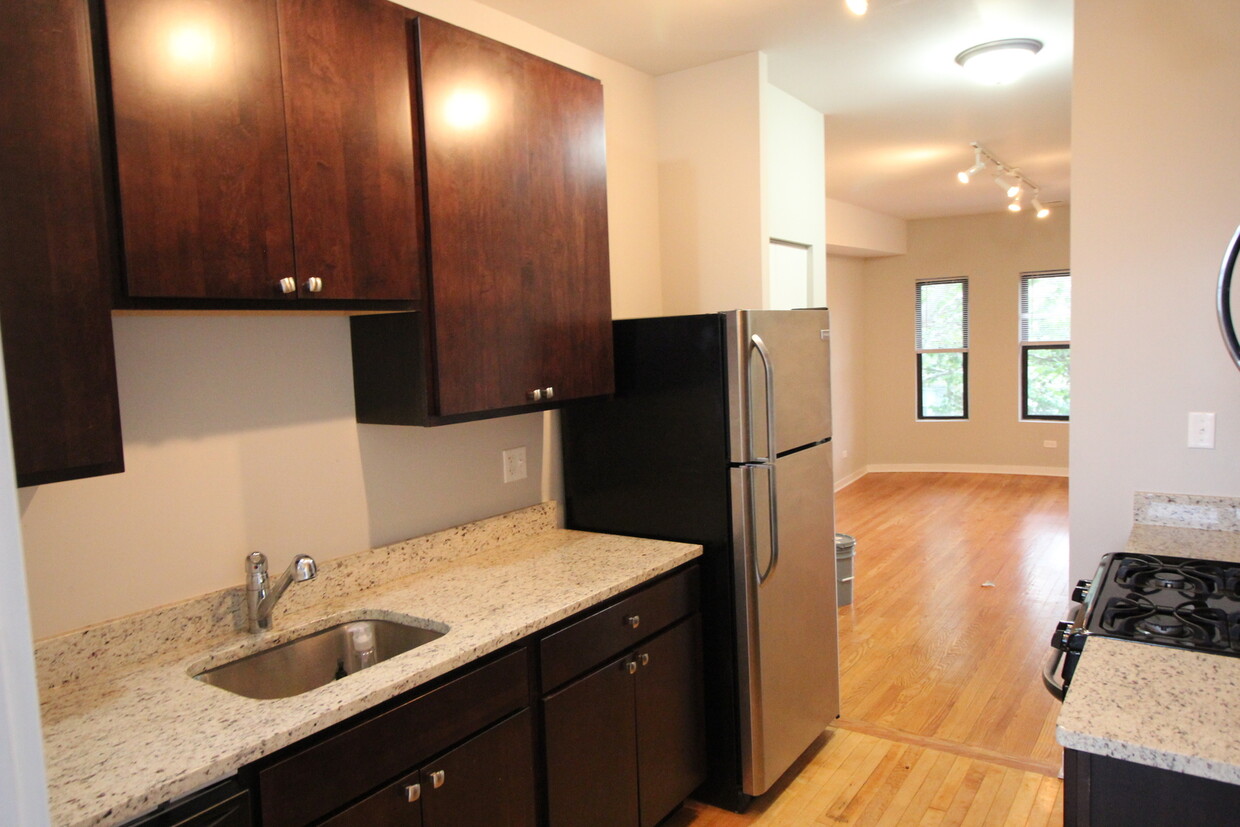 Primary Photo - 6449 N Claremont Ave