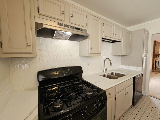Building Photo - 2385 Goldfinch St