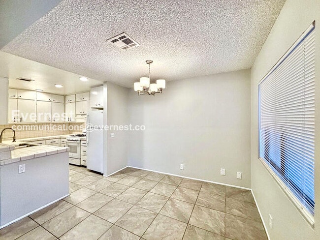 Building Photo - 3 Bed, 2 Bath Home with Garage / Pet-Friendly / Vouchers Accepted / Available Now!