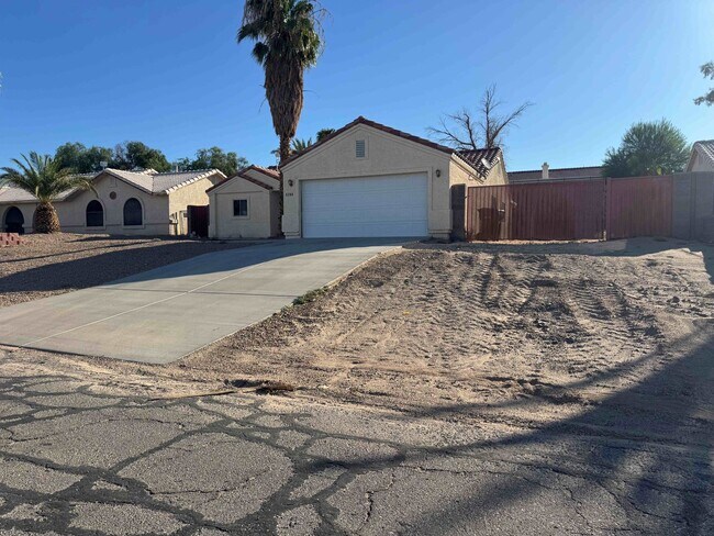 Foto del edificio - Charming 3-Bed 2-Bath Home on Spacious Lot...