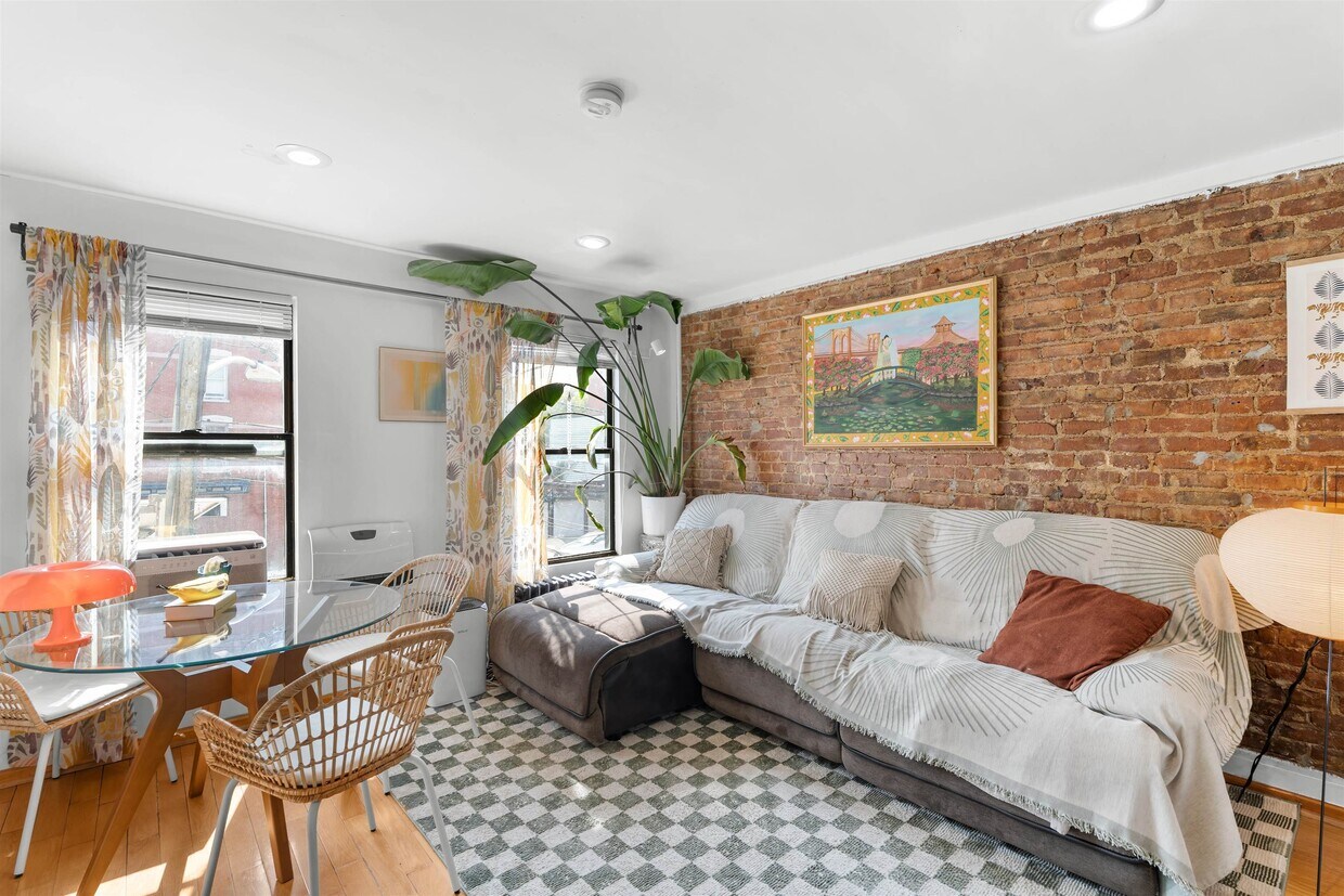 Foto principal - 180 Christopher Columbus Dr