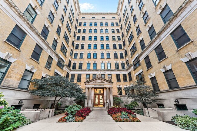 Building Photo - 559 W Surf St