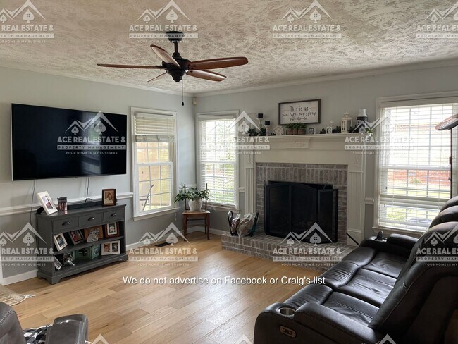 Building Photo - Baywood- Four Wood Drive