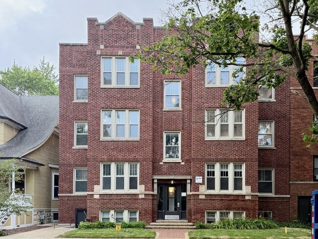 Building Photo - 5452 N Paulina St