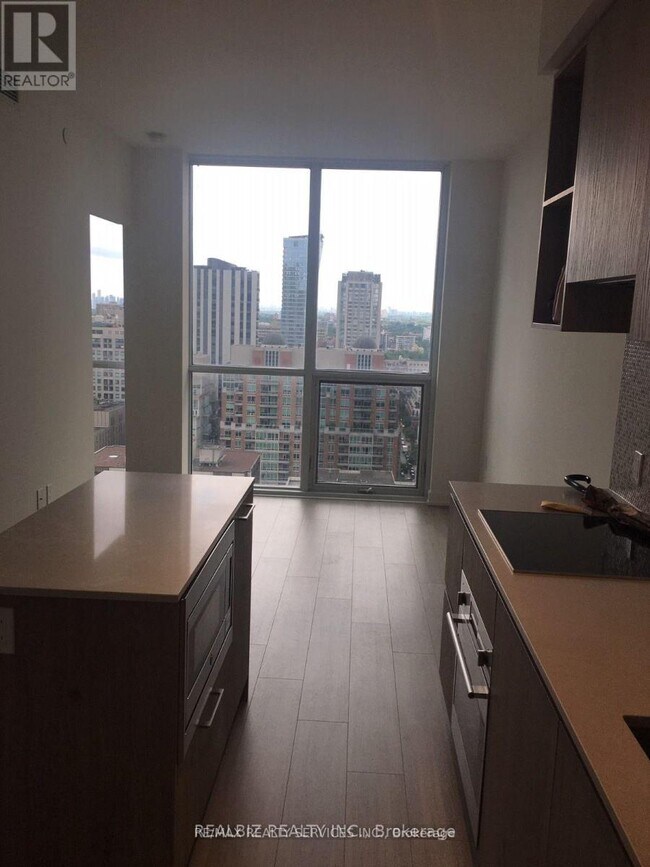 Photo du bâtiment - 1 Yorkville Ave