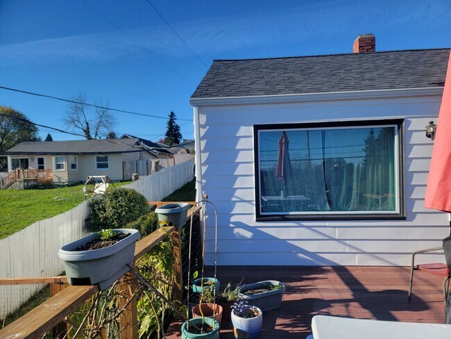 Foto del edificio - *Available Now* Charming 2 bedroom in Mane...