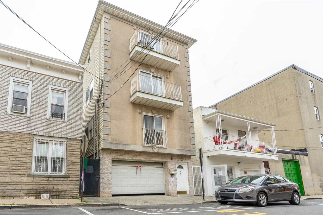 531 Lincoln St Unit 3, Union City, NJ 07087 Room for Rent in Union