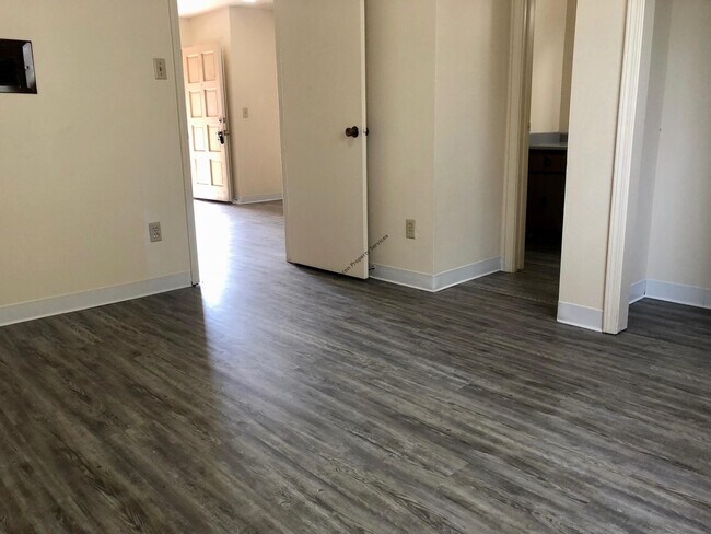 Building Photo - 300 La Veta Dr