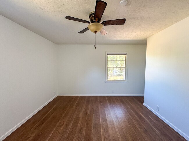 Building Photo - 3 Bed 2 Bath College Lakes Home with Fence...